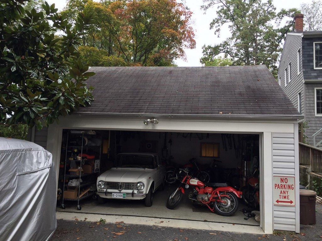 The Alfa sleeps with 7 Aermacchi and a Ducati, all from the same era.