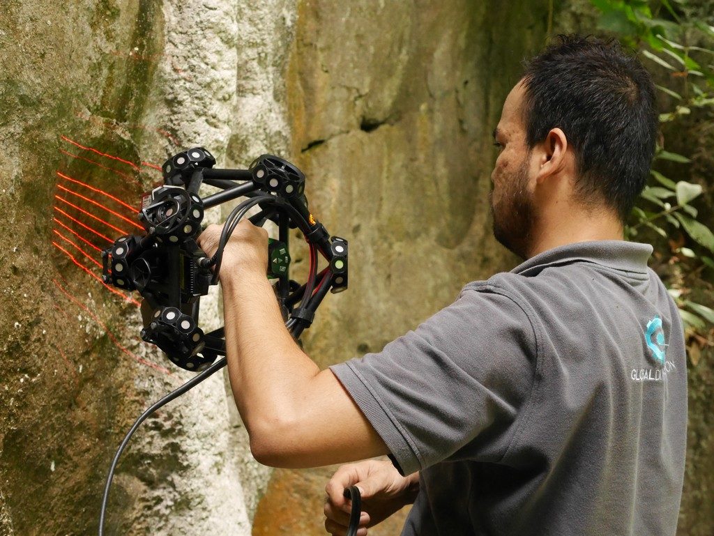 Scanning and scanning and scanning. Will it ever end? Using a 3D laser scanner for 12 hours a day is tiring. The Creaform Metra 3D laser scanner is not light.