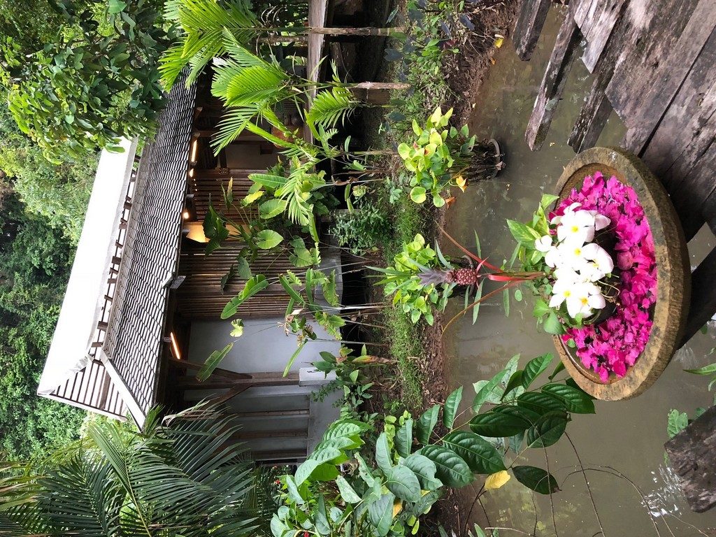 The bathroom at the Ruen Mai restaurant. Nice place for a dump.