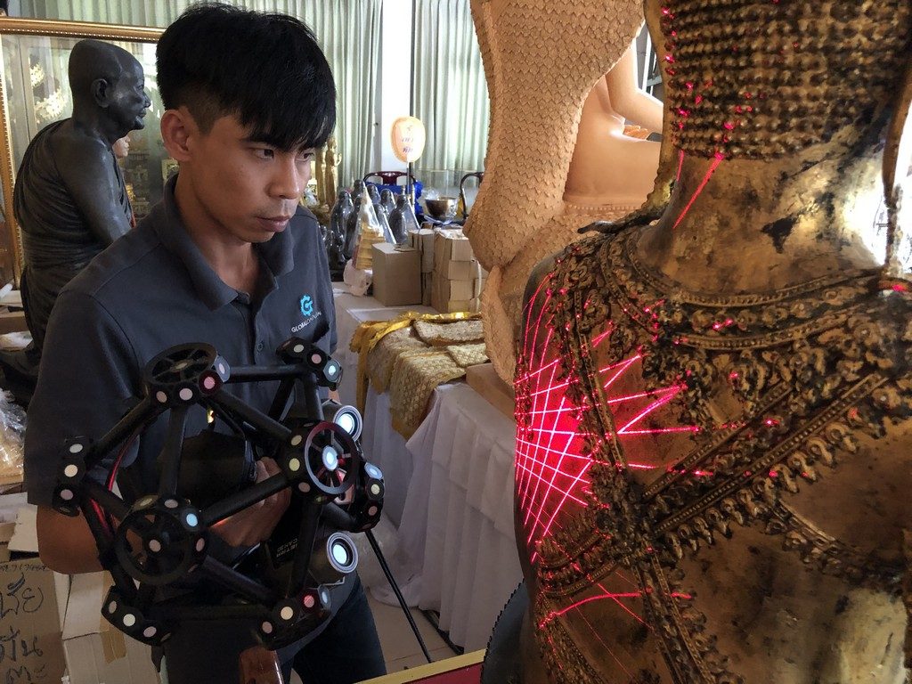 Fluke and Creaform Metra scanning the back of the Buddha.